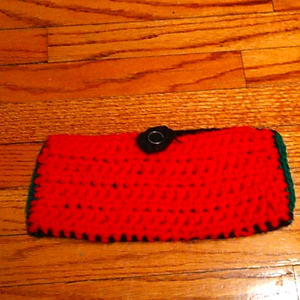 Knitted clutch